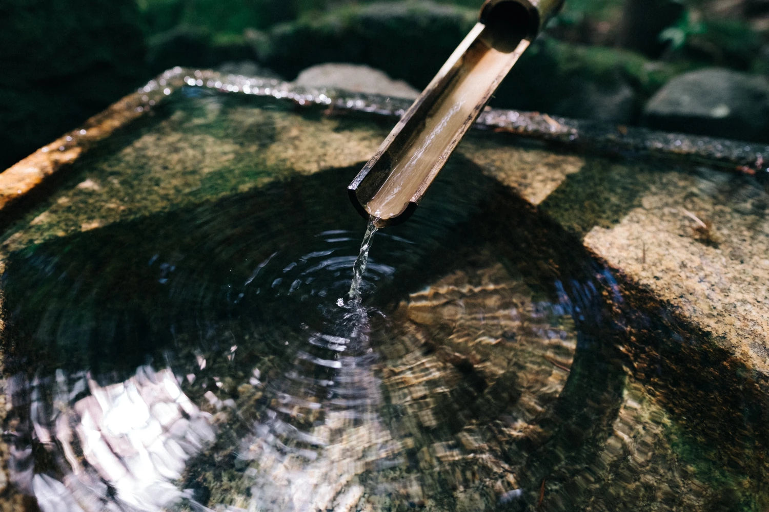 Brunnen in den Wasser laeuft