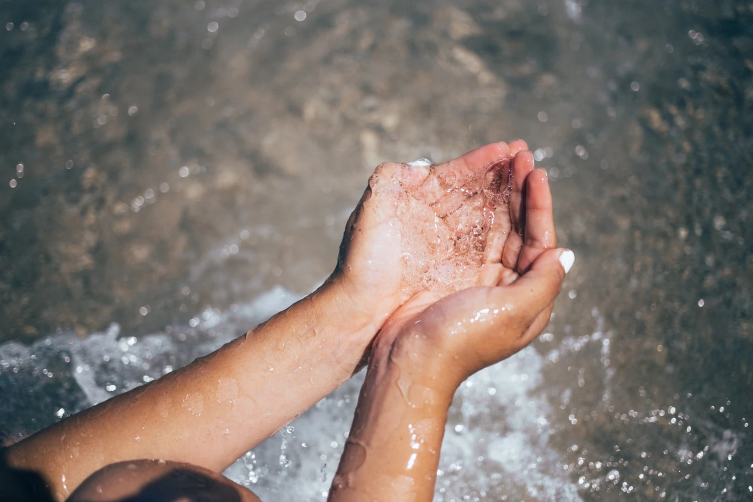 Haende mit Wasser
